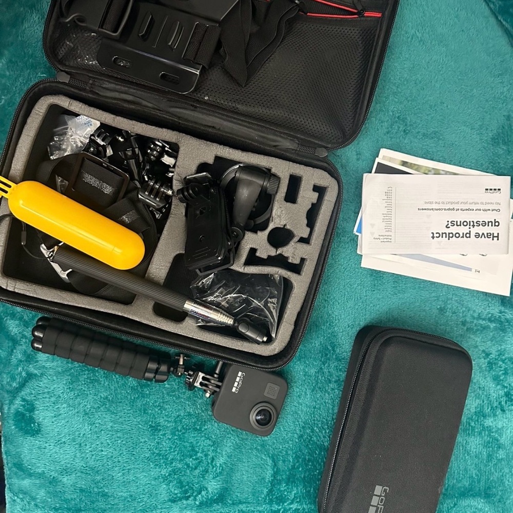 GoPro Matte Black Camera with Grip - Picture 3 of 3